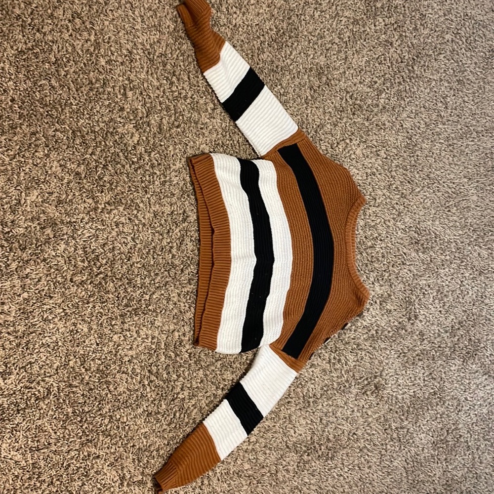 This is a very cute cropped sweater, great for fall and pictures.